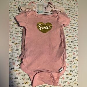 💘 5 piece lot 💕 bundle Gerber and more 0-3 months sweet girls baby body suits